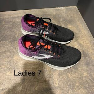 Ladies size 7 Black Brooks